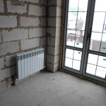 Установка радиатора у балконной двери